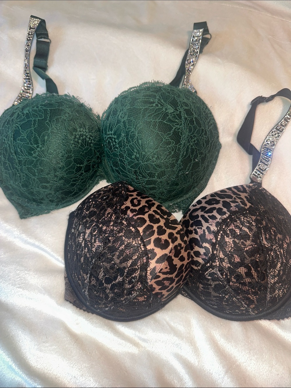 Bundle of two shine straps straw one is leopard print one is emerald green